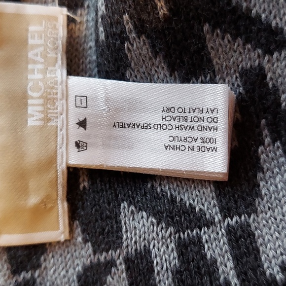 Micheal Kors Beanie and Matching Scarf - Picture 6 of 6